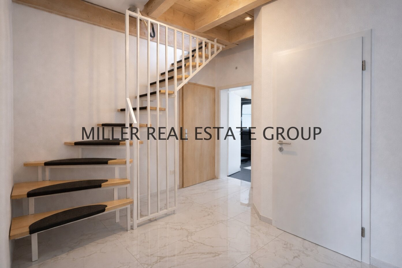 Exklusive Maisonette-Wohnung mit 5 Zimmern, Balkon und zwei Stellplätzen in begehrter Lage von Kösching bei Ingolstadt!