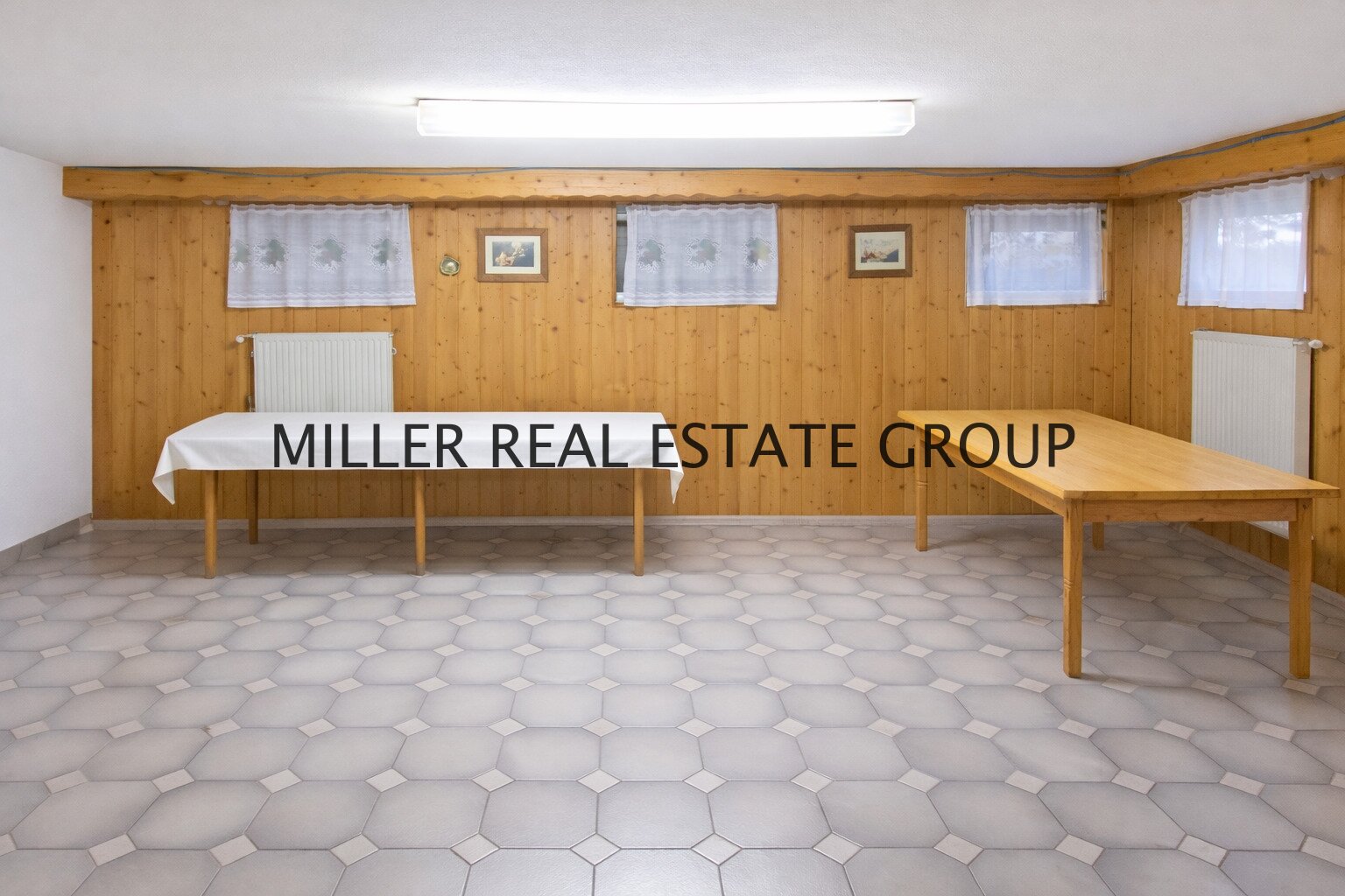 Großzügiges Zweifamilienhaus in Ingolstadt mit Ausbaupotenzial – ca. 295 m² Wohnfläche, Doppelgarage mit Werkstatt, zwei Terrassen und zwei Balkone!
