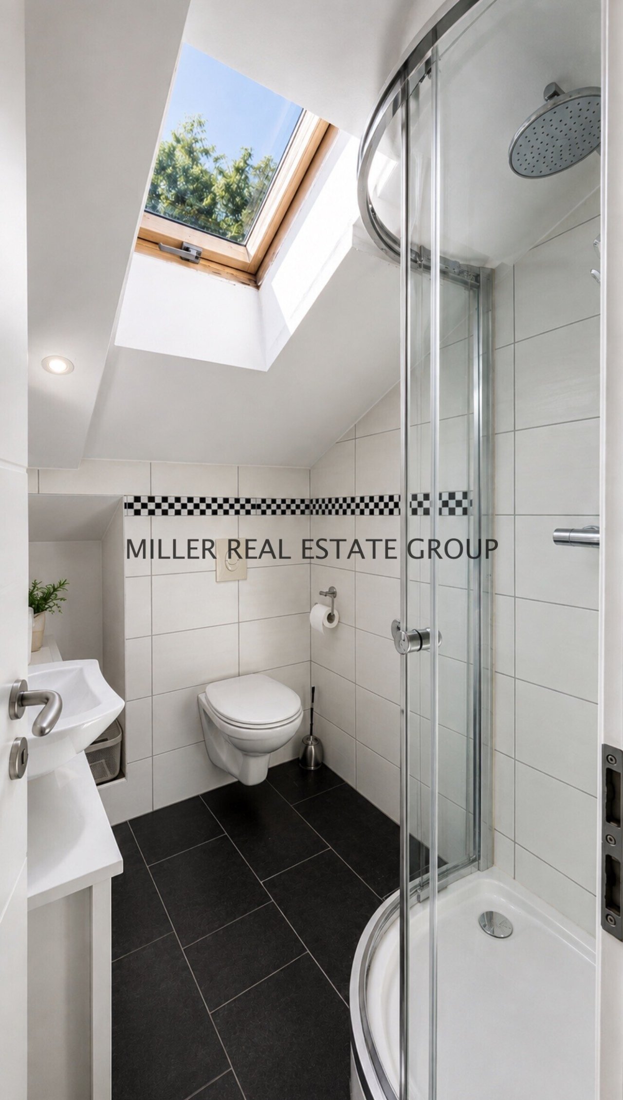 Badezimmer-Obergeschoss, Wohnung II Badezimmer-Obergeschoss, Wohnung II
