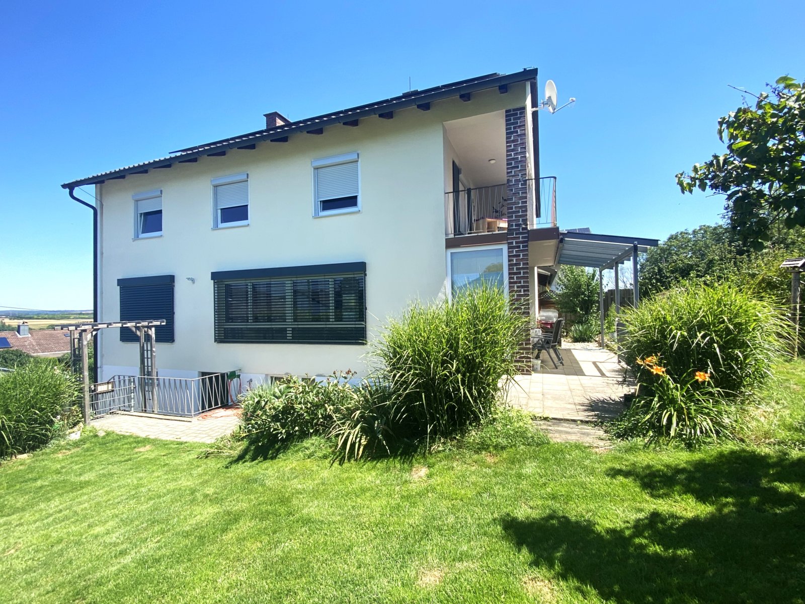 TRAUMLAGE! GROßZÜGIGES EINFAMILIENHAUS MIT TRAUMHAFTEM GARTEN IN SÜDAUSRICHTUNG  TRAUMLAGE! GROßZÜGIGES EINFAMILIENHAUS MIT TRAUMHAFTEM GARTEN IN SÜDAUSRICHTUNG