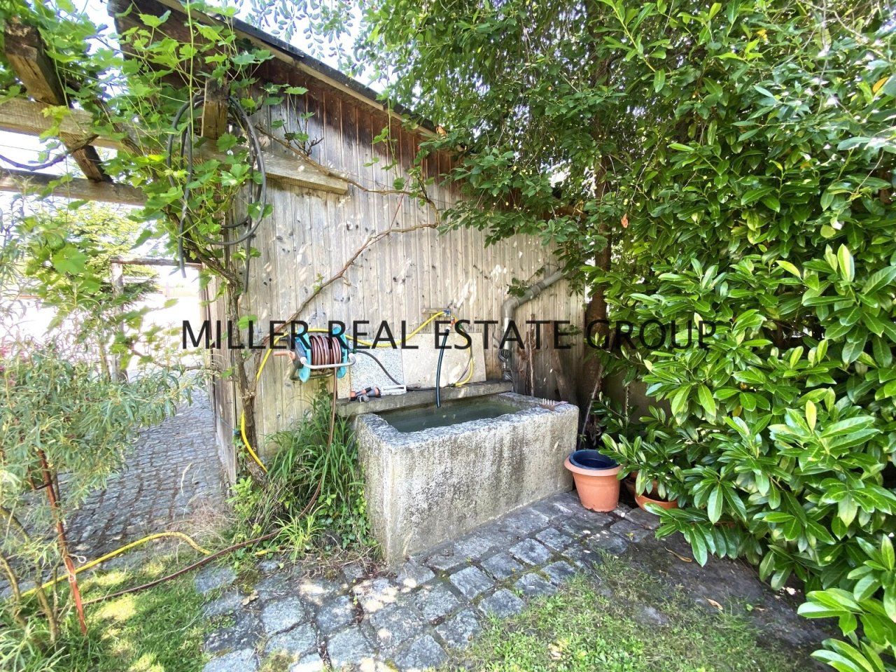 Außenansicht/ Brunnen Außenansicht/ Brunnen