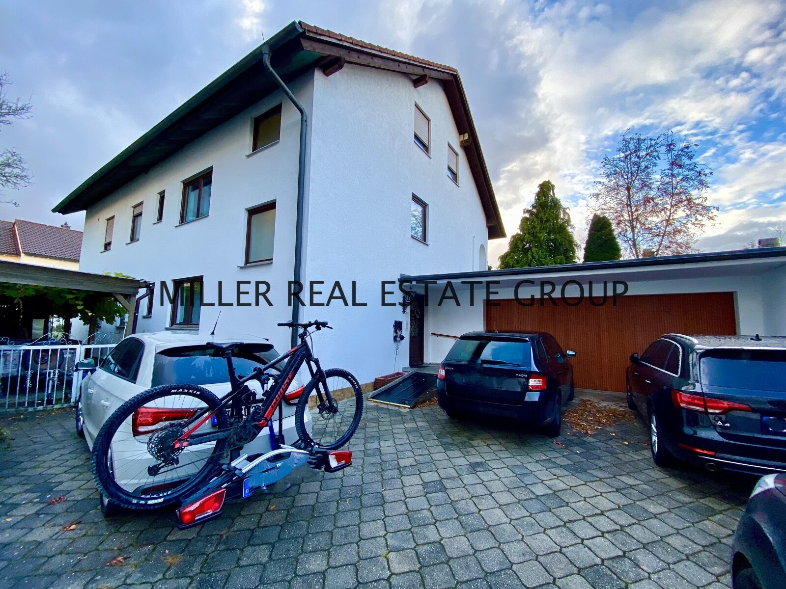 Familienraum mit Potenzial: Zweifamileinhaus erweiterbar auf drei Einheiten 